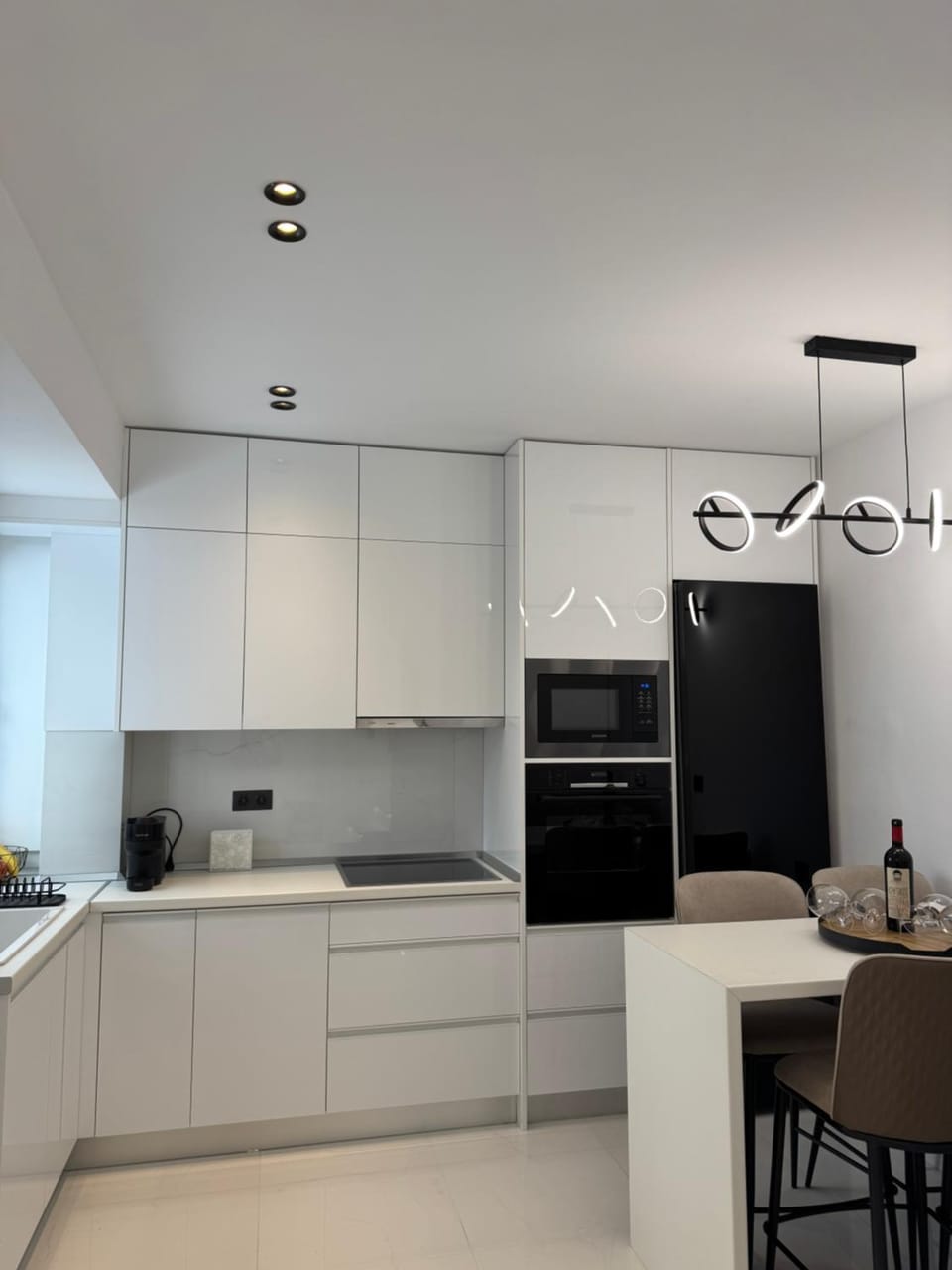 Kitchen or kitchenette, Dining area
