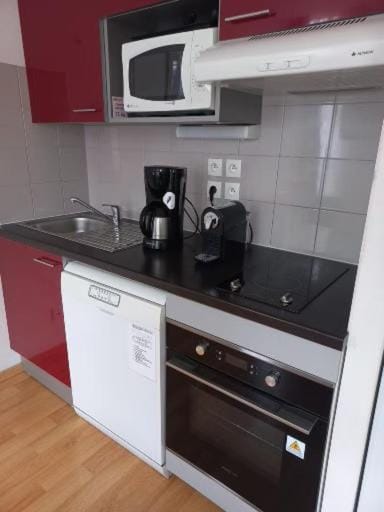 Coffee/tea facilities, Kitchen or kitchenette, stove, toaster