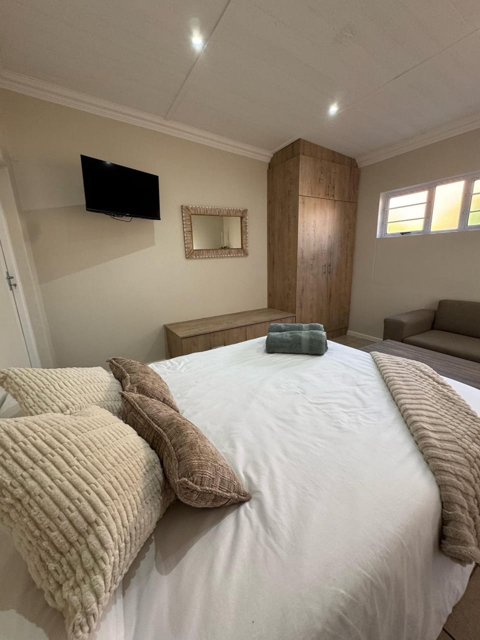 Bed, TV and multimedia, Photo of the whole room, Bedroom