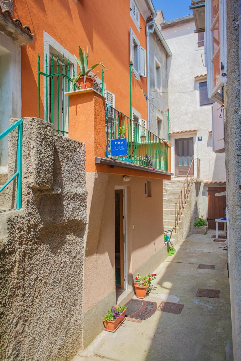 Facade/entrance