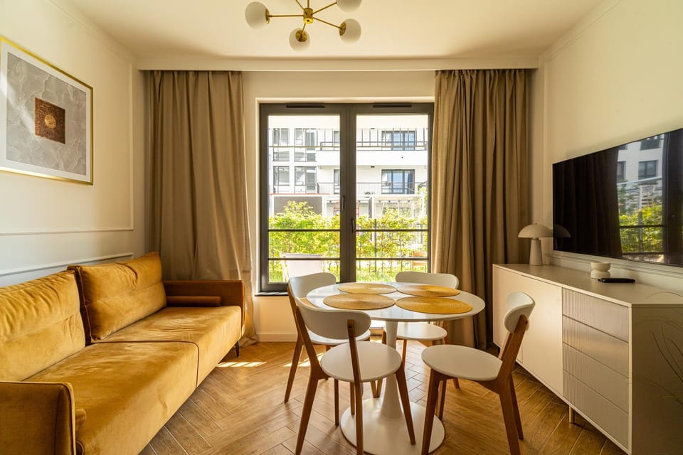 Communal lounge/ TV room, TV and multimedia, Living room, Seating area, Dining area