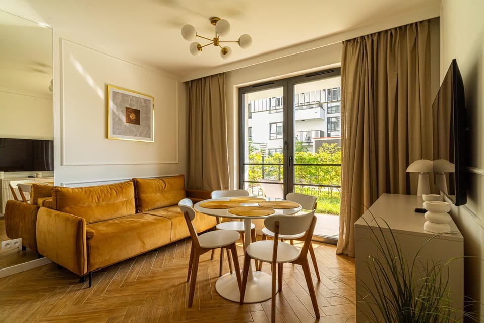 Communal lounge/ TV room, TV and multimedia, Living room, Seating area, Dining area