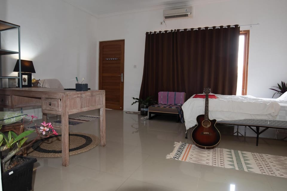 Bed, Living room, Seating area, Bedroom