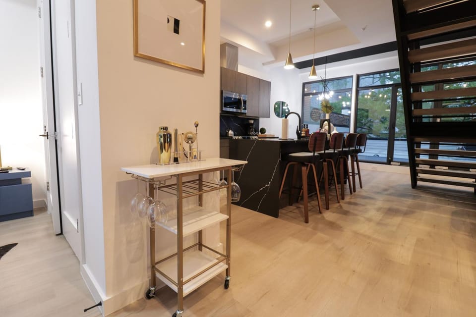 Unit 8 Spacious 2BR Penthouse Sleeps 8 Apartment in District of Columbia