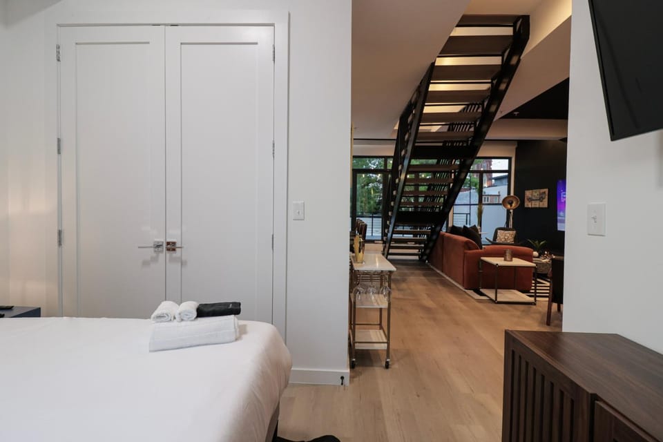 Unit 8 Spacious 2BR Penthouse Sleeps 8 Apartment in District of Columbia