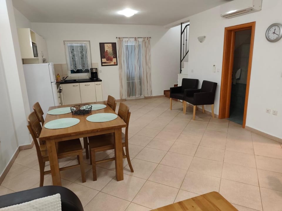 Kitchen or kitchenette, Living room, Seating area, Dining area, air conditioner