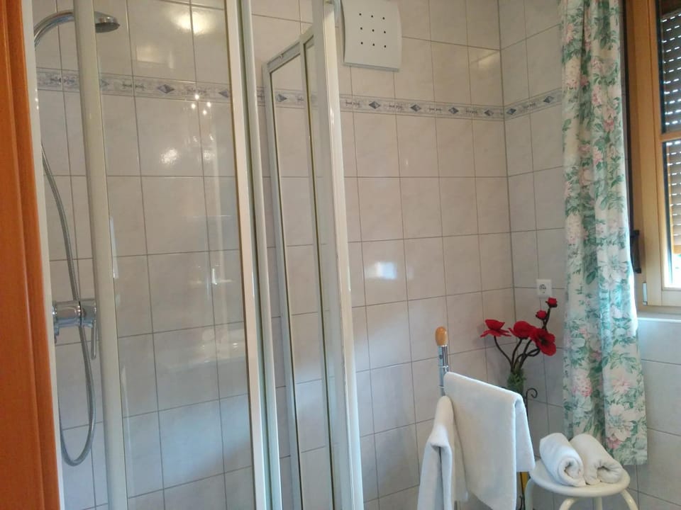 Bathroom, Photo of the whole room, Decorative detail