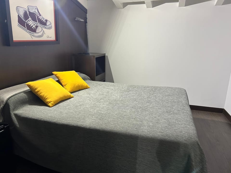 Photo of the whole room, Bedroom