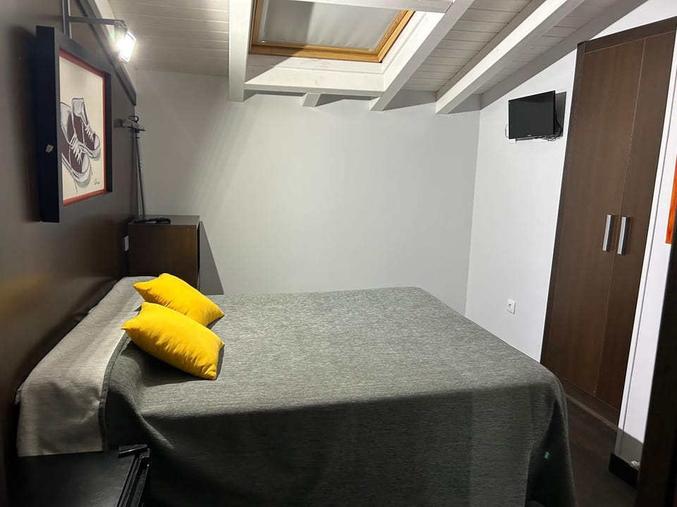 TV and multimedia, Photo of the whole room, Bedroom