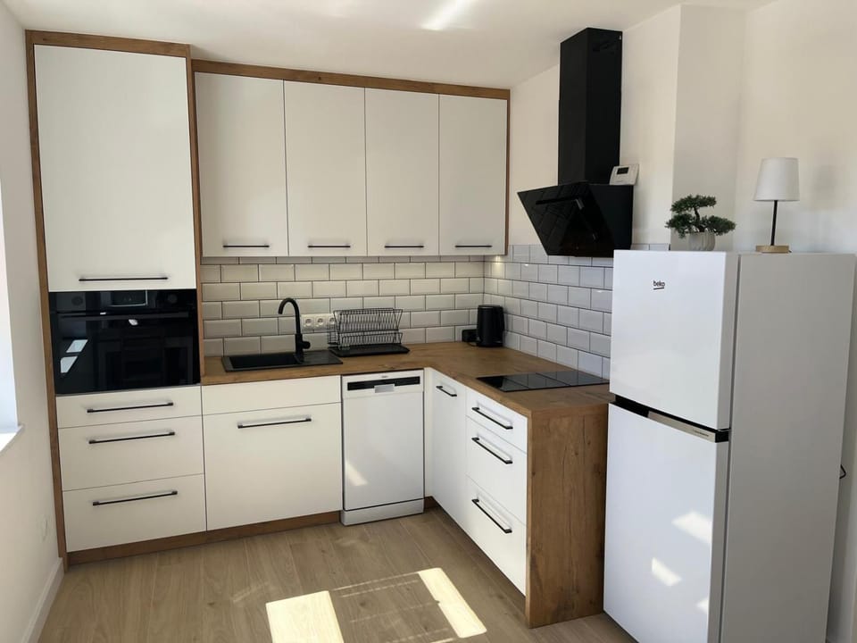 Kitchen or kitchenette, dishwasher, oven, pet friendly, stove