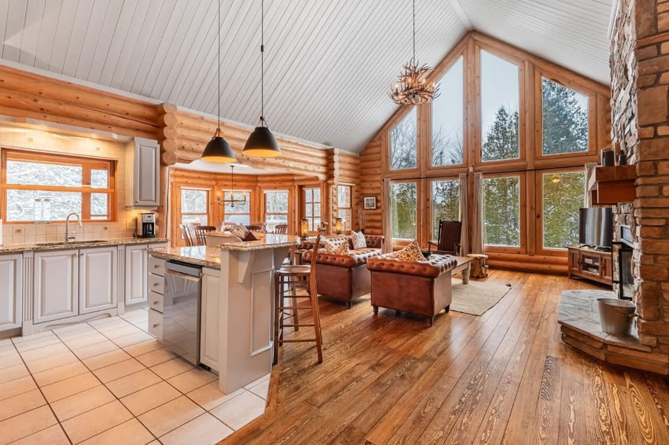 Coffee/tea facilities, Kitchen or kitchenette, Dining area, stove