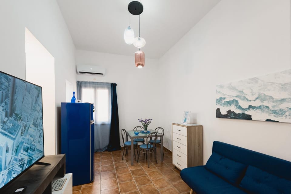 Communal lounge/ TV room, TV and multimedia, Living room, Dining area, air conditioner