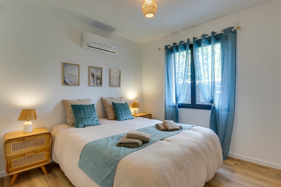 Bed, Photo of the whole room, Bedroom, towels, air conditioner