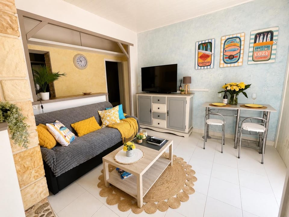 TV and multimedia, Living room, Dining area