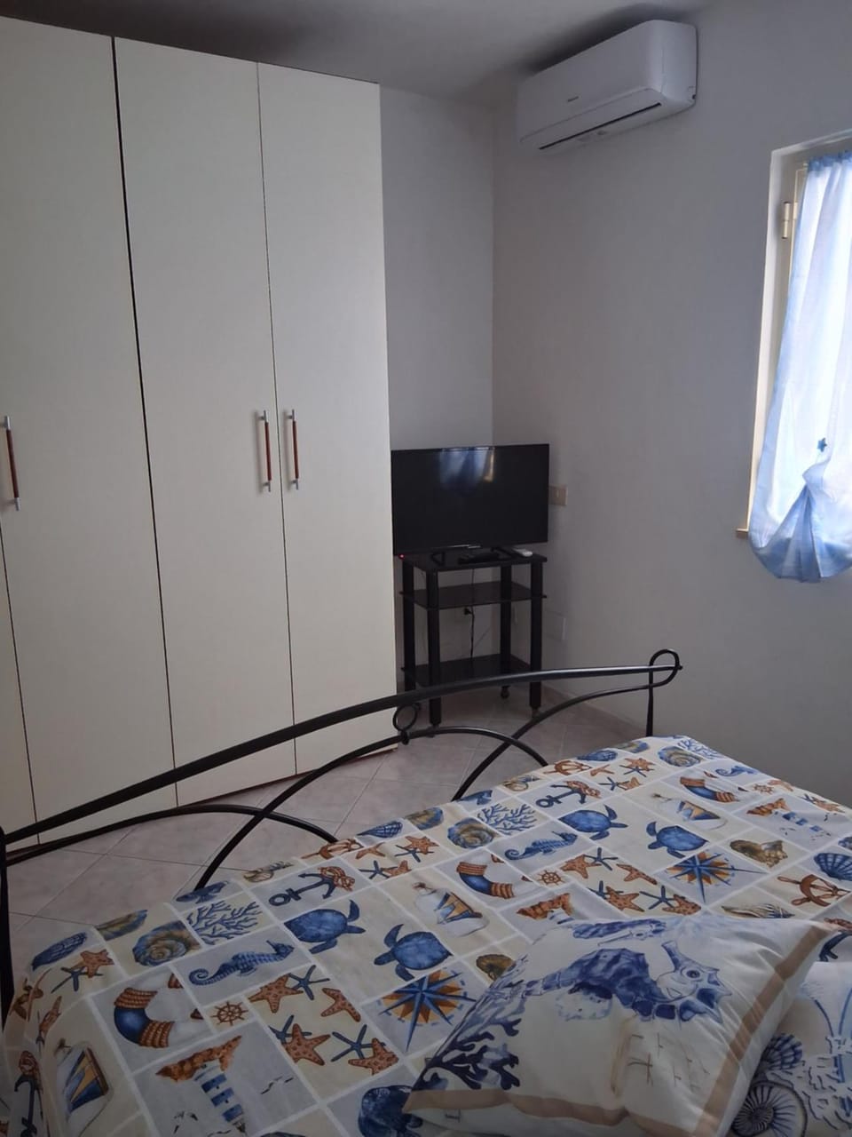 Bed, TV and multimedia, Bedroom, wardrobe, air conditioner