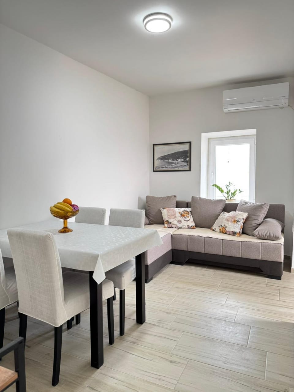 Living room, Seating area, air conditioner