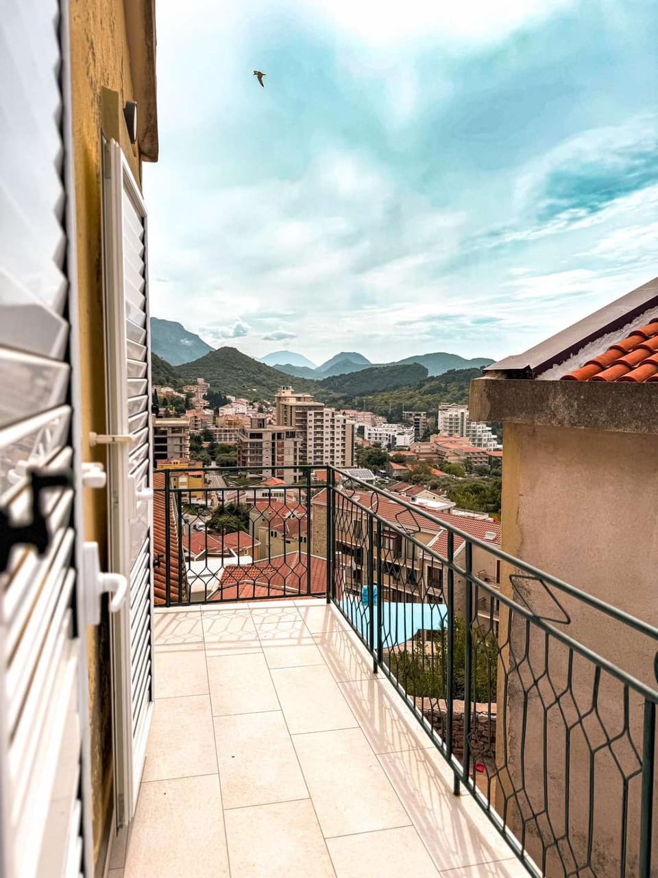 View (from property/room), Balcony/Terrace, City view, Mountain view
