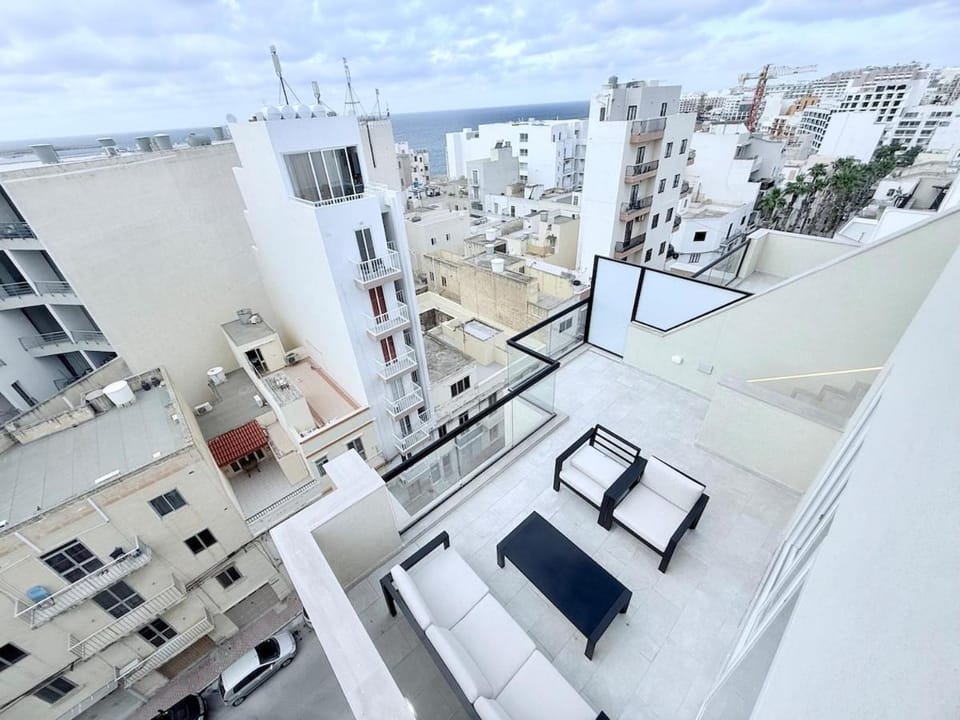 Property building, Balcony/Terrace, City view, Location