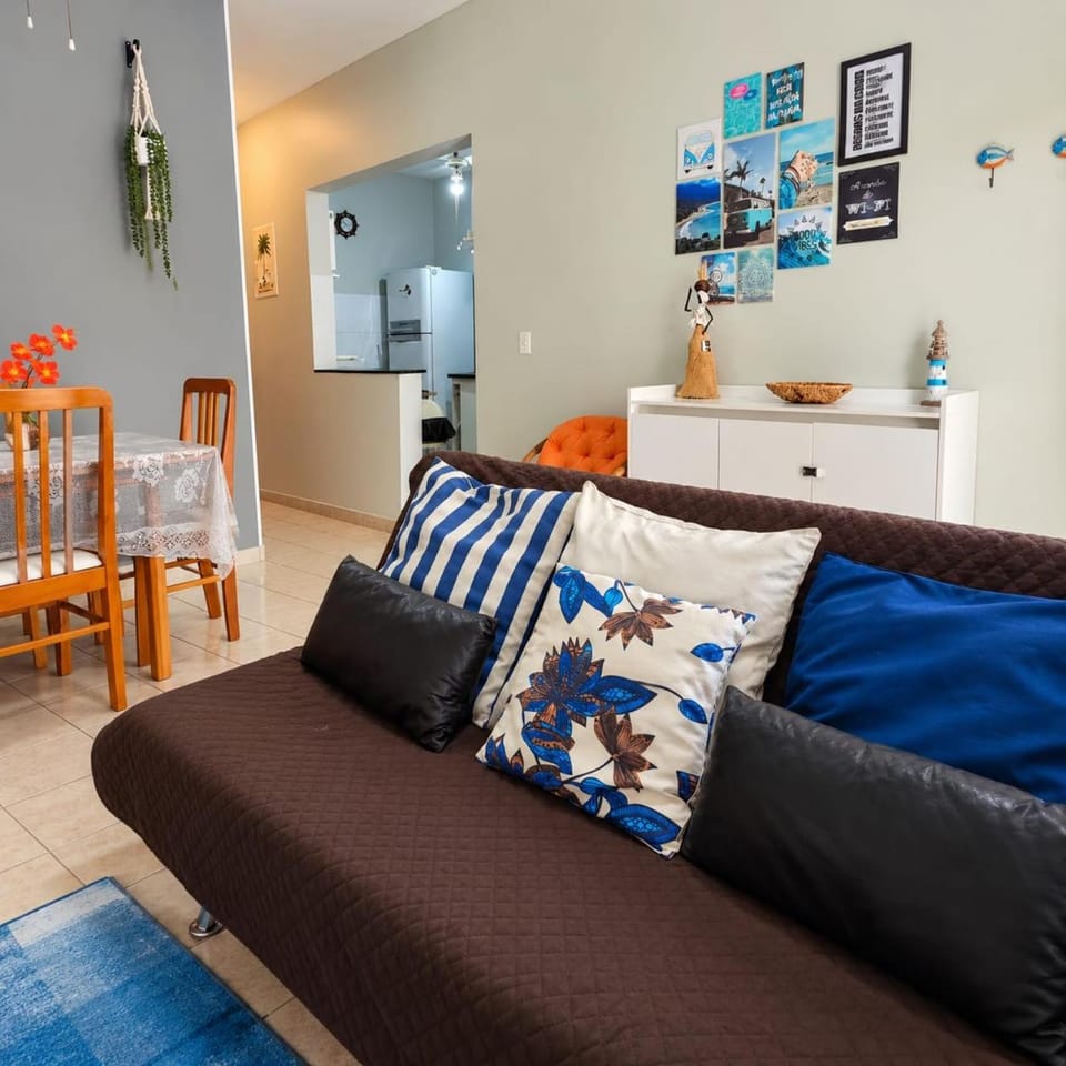 Casa de Praia MarAzul, 3 Quadras da PRAIA, 2 Quartos, WIFI, Garagem, condomínio com PISCINA, Churrasqueira e Sala de Jogos SINUCA House in Caraguatatuba