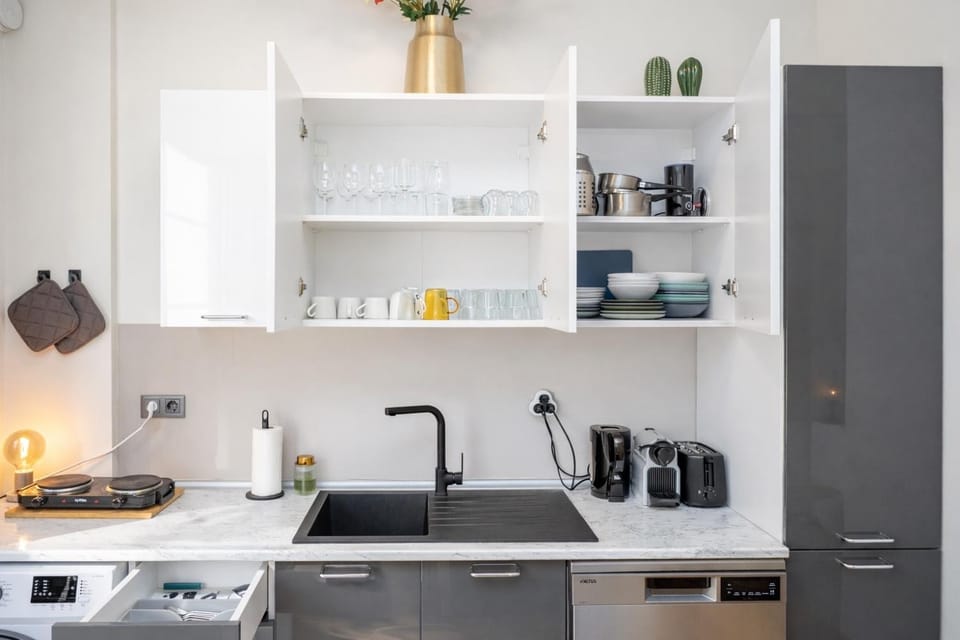 Coffee/tea facilities, Kitchen or kitchenette, stove, toaster