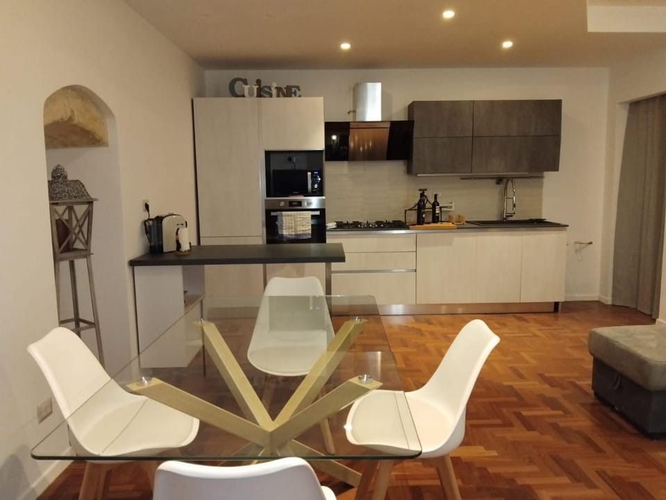Coffee/tea facilities, Kitchen or kitchenette, Dining area, oven, stove