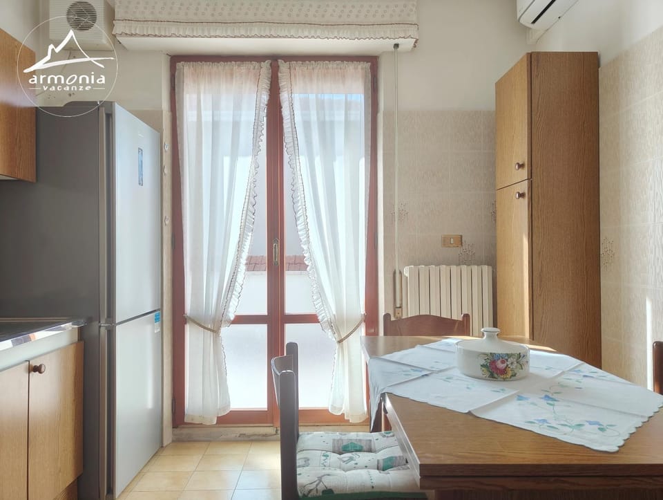 Kitchen or kitchenette, Dining area, oven