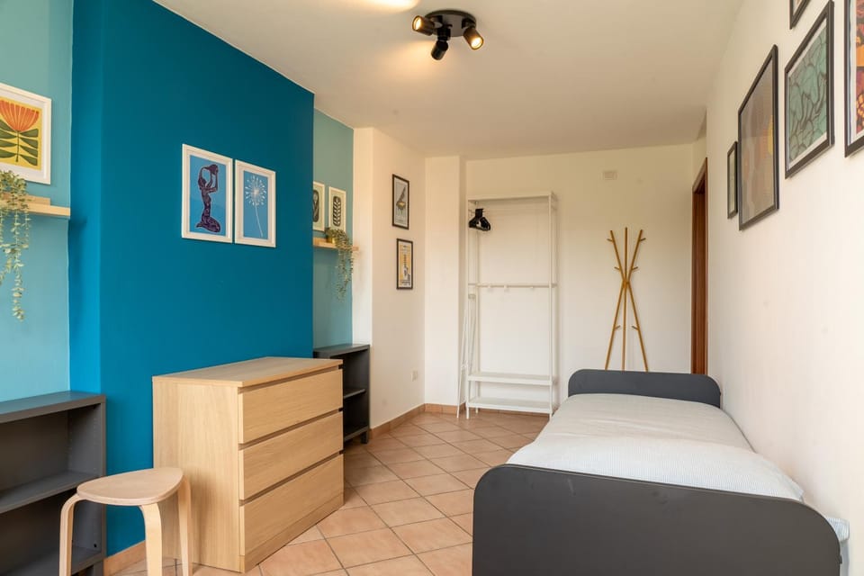 Bed, TV and multimedia, Photo of the whole room, Bedroom