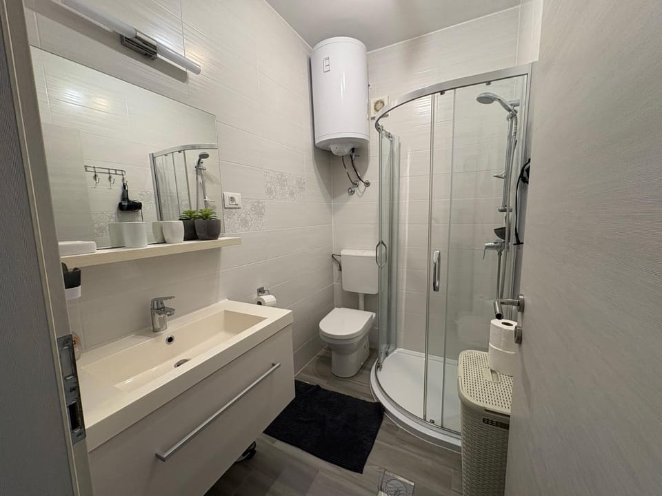 Shower, Toilet, Bathroom, Bath, bidet, towels