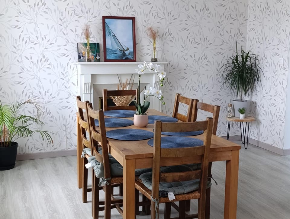 Seating area, Dining area
