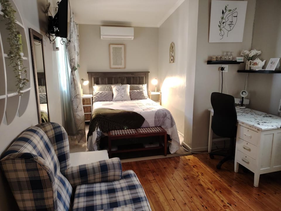 Bed, TV and multimedia, Coffee/tea facilities, Photo of the whole room, Seating area, Bedroom, hair dryier, towels, wardrobe, air conditioner