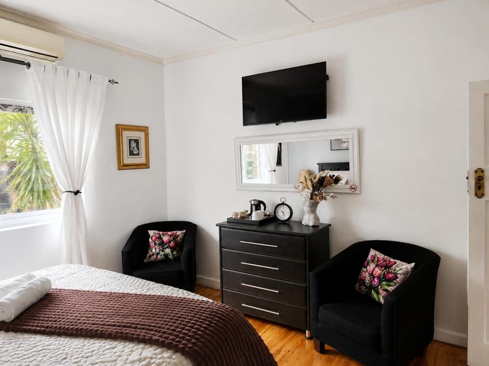 TV and multimedia, Coffee/tea facilities, hair dryier, internet, internet, towels, wardrobe, air conditioner