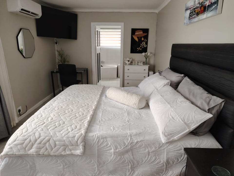 Bed, Bathroom, TV and multimedia, Coffee/tea facilities, Photo of the whole room, Bedroom, hair dryier, heating, wardrobe, air conditioner