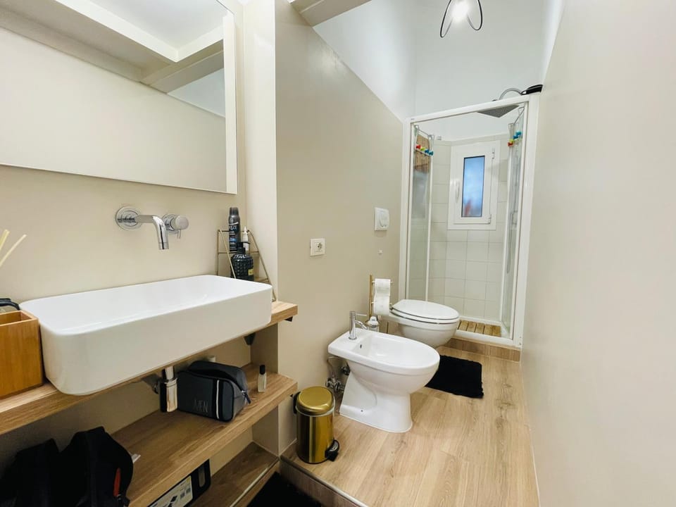 Shower, Toilet, Bathroom, bidet, towels