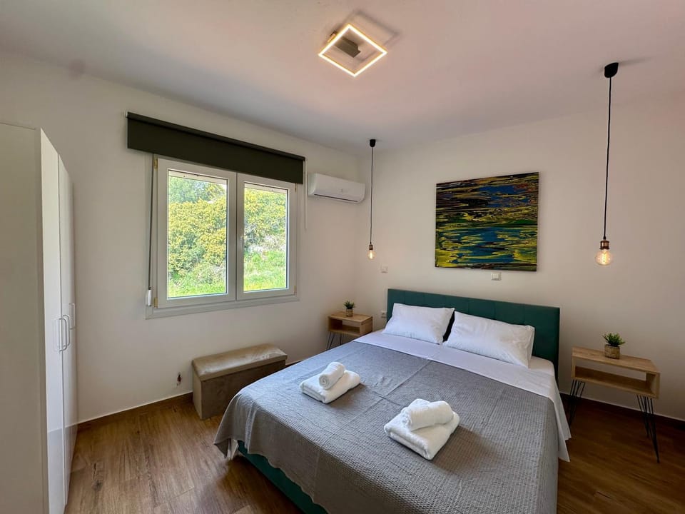 Bed, Bedroom, towels, air conditioner