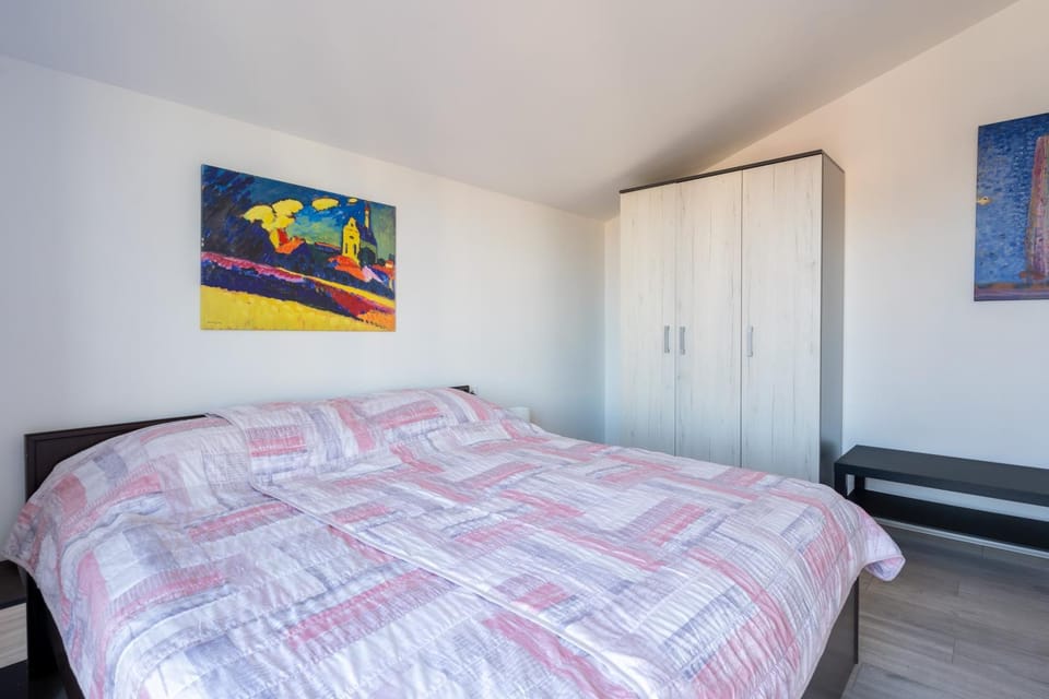 Bedroom, wardrobe, air conditioner