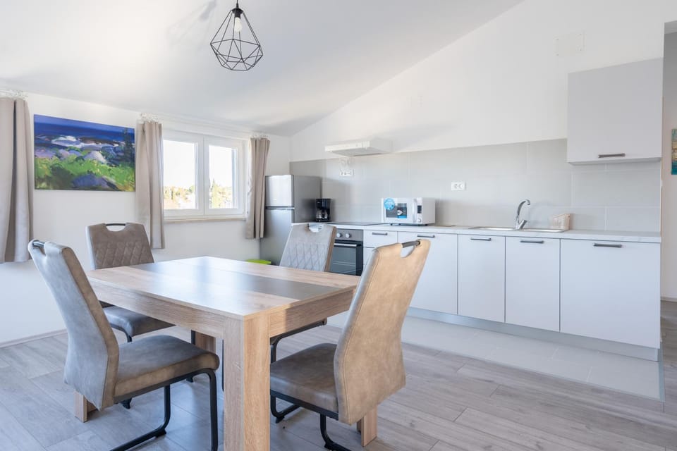 Kitchen or kitchenette, Dining area