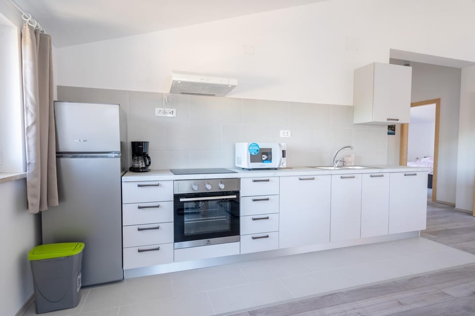 Coffee/tea facilities, oven, stove, toaster, kitchen