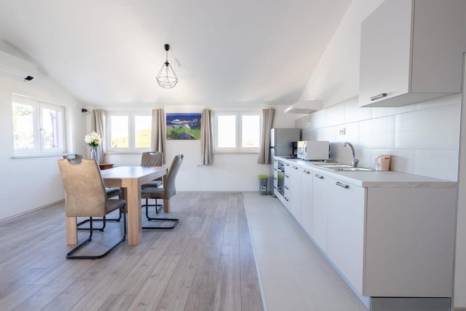 Kitchen or kitchenette, Dining area, air conditioner