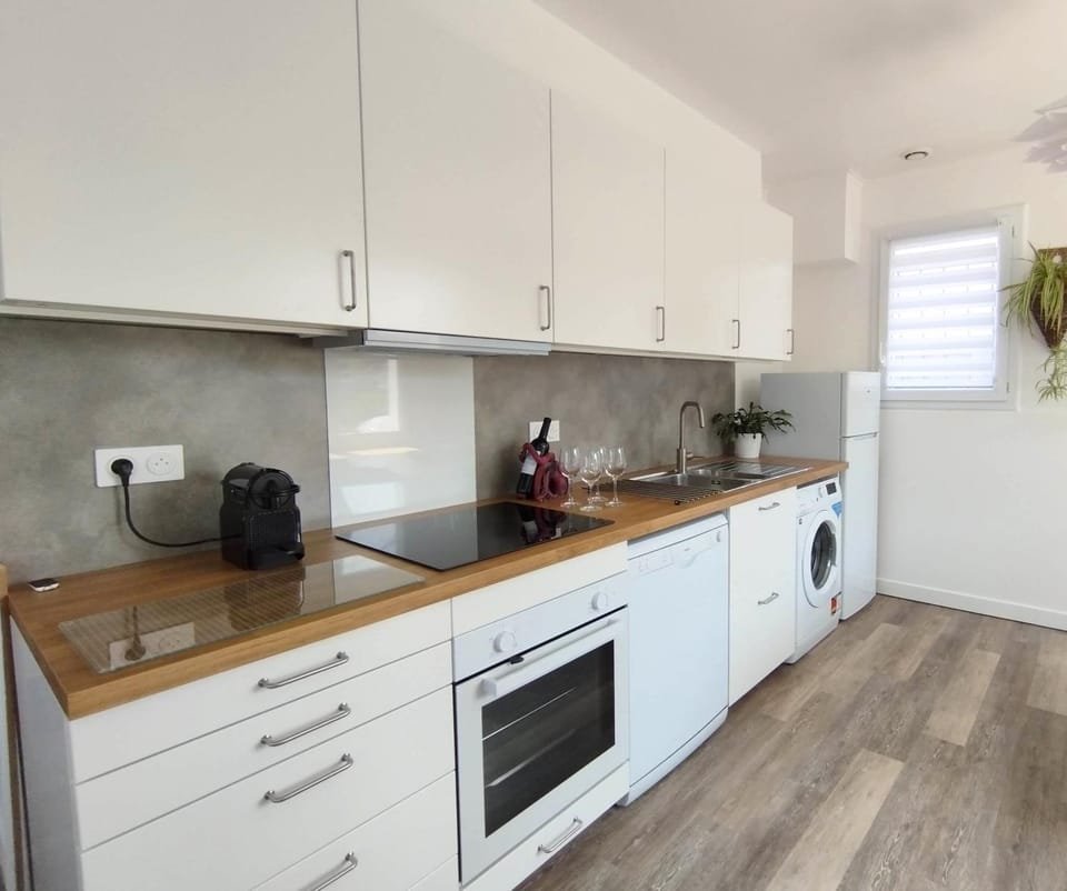 Coffee/tea facilities, Kitchen or kitchenette, dishwasher, oven, toaster, washing machine