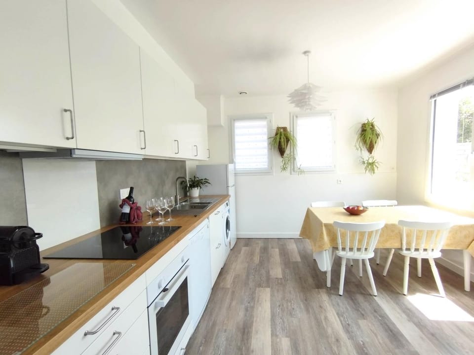 Kitchen or kitchenette, Dining area, dishwasher, oven, stove, toaster