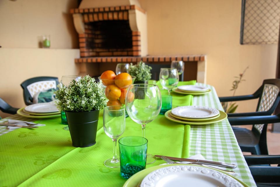 BBQ facilities, Seating area, Dining area, Food