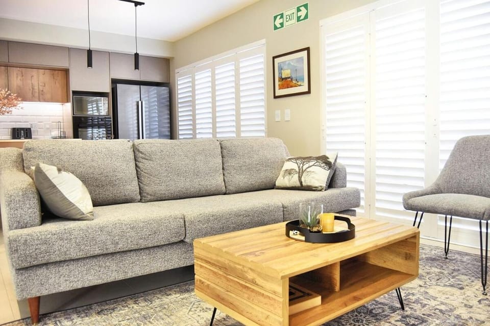 Coffee/tea facilities, Kitchen or kitchenette, Living room, Seating area
