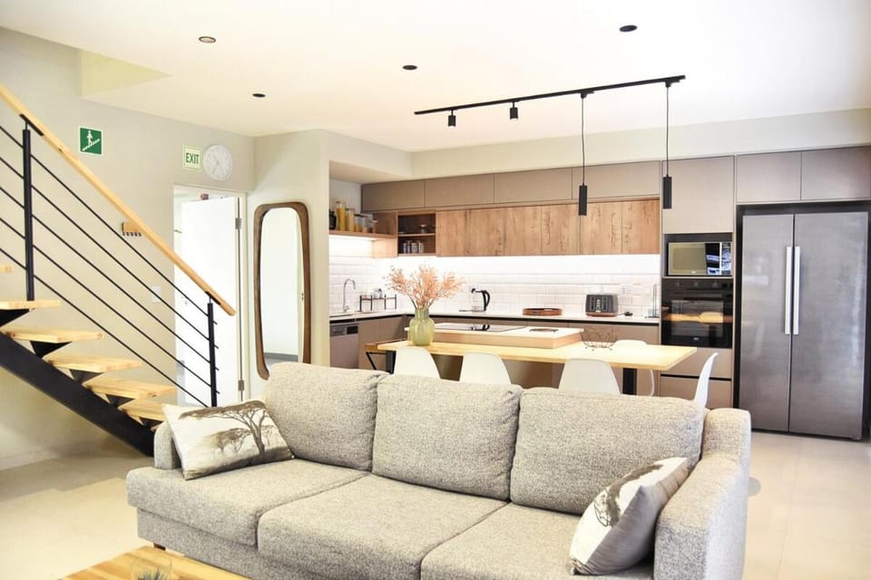 Kitchen or kitchenette, Living room, Seating area, Dining area, stove
