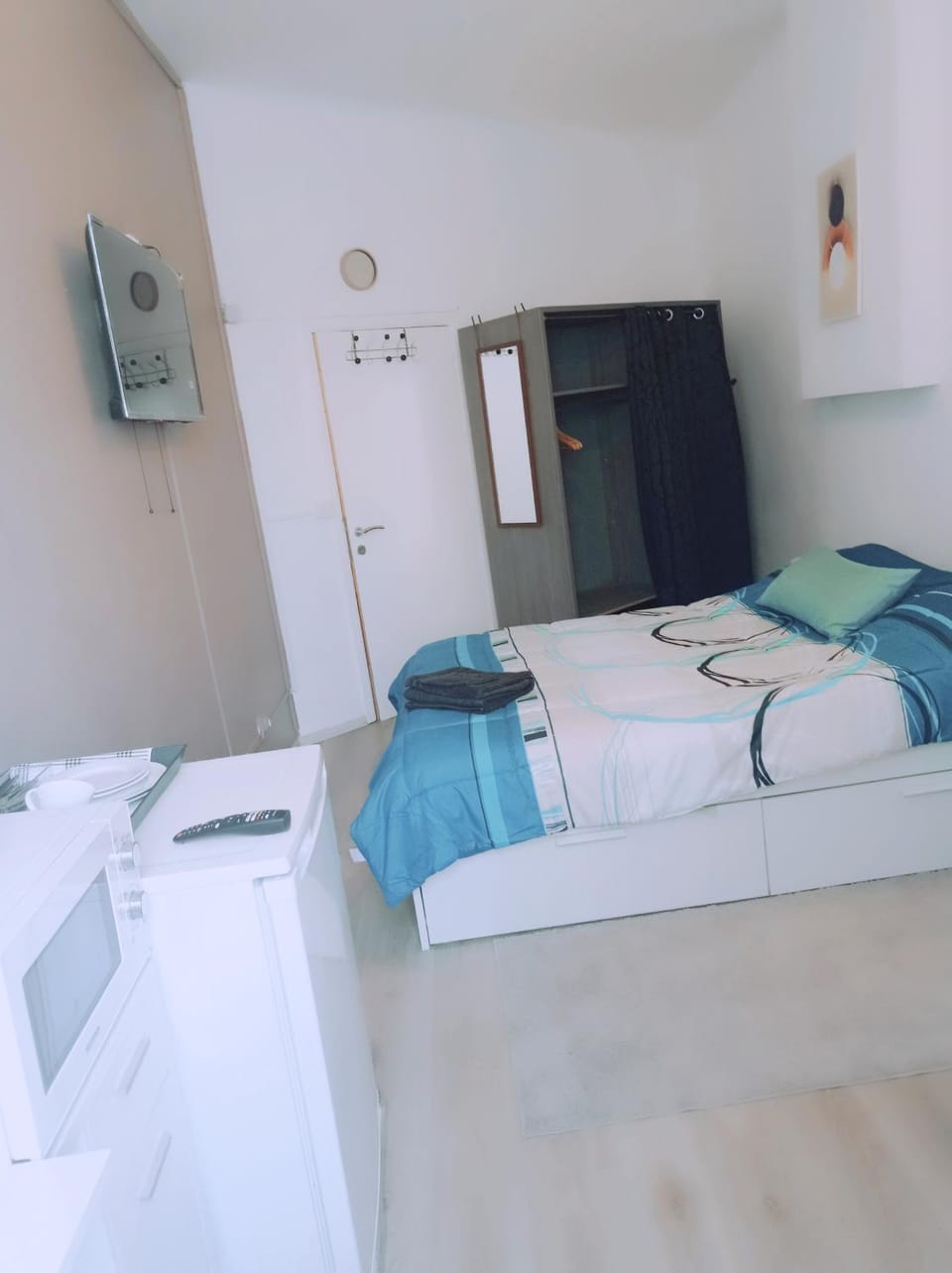 Photo of the whole room, Bedroom