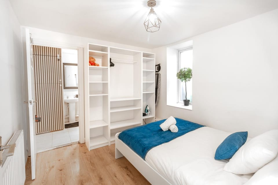 Bed, Photo of the whole room, Bedroom, wardrobe
