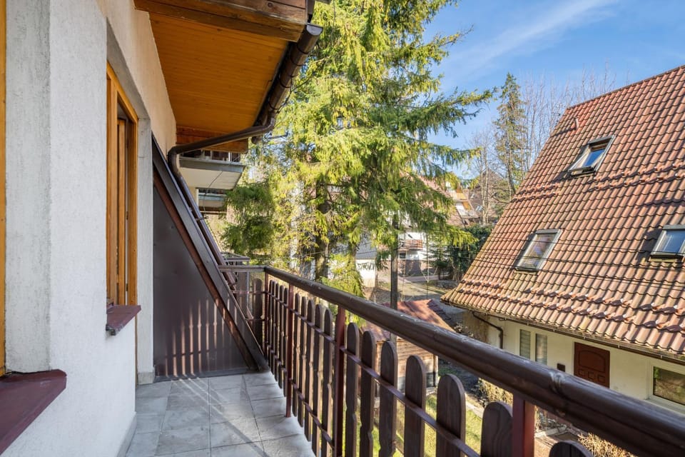 Property building, Neighbourhood, View (from property/room), Balcony/Terrace, Street view