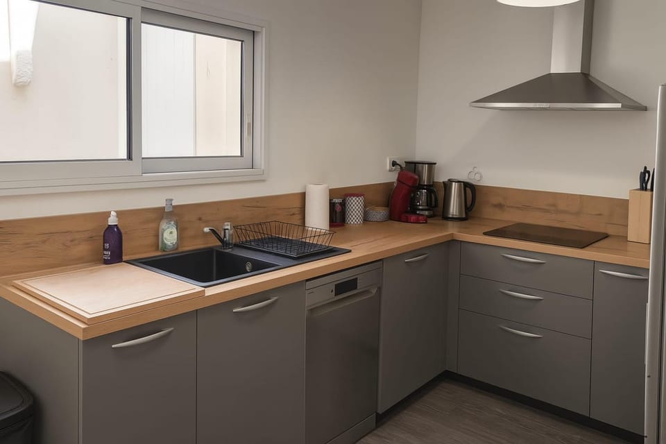 Coffee/tea facilities, Kitchen or kitchenette, stove