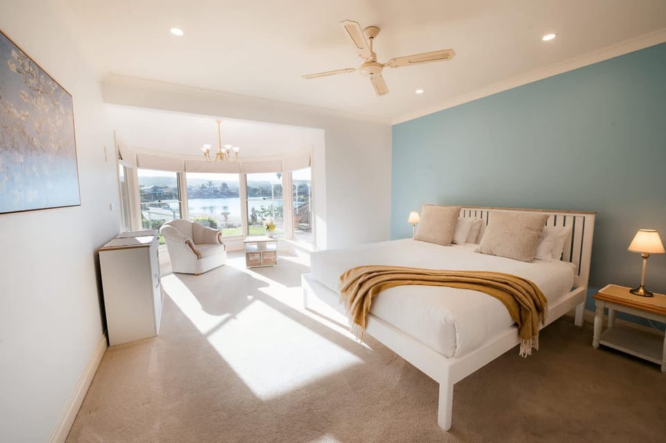 Bedroom, Lake view