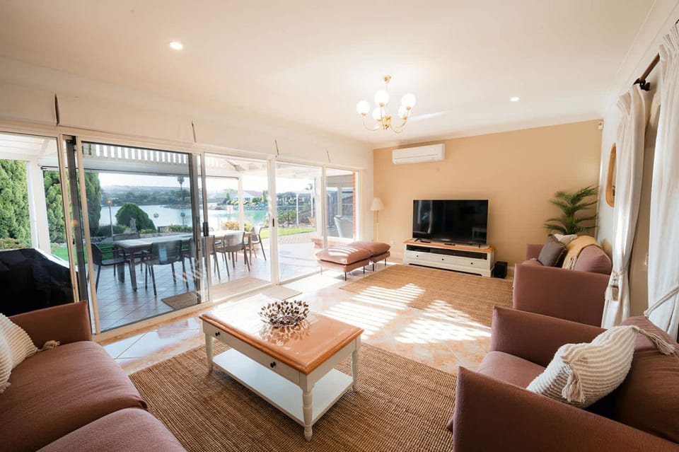 Communal lounge/ TV room, TV and multimedia, Living room, Seating area, Evening entertainment, air conditioner