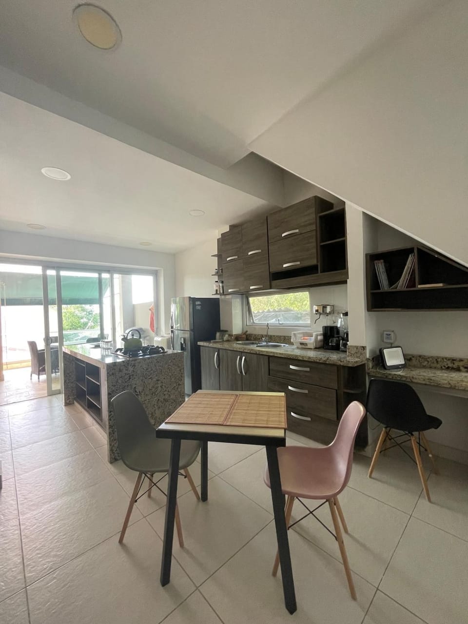 Kitchen or kitchenette, Living room, Seating area, Dining area, stove